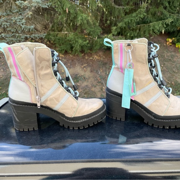 Size 7 Steve Madden Betamax Chunky Sole Combat Boot Cyberpunk Rave Pastel Goth - Picture 2 of 8